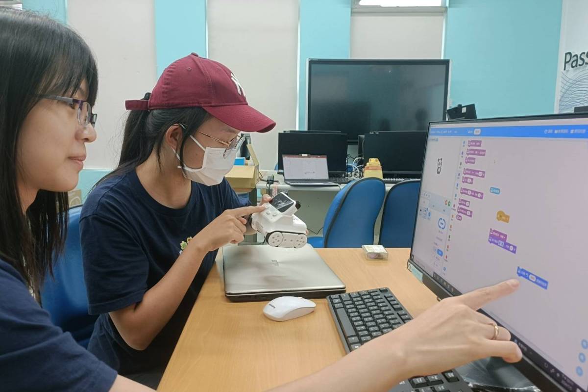 南大營隊使用CODEY機器車編寫程式 