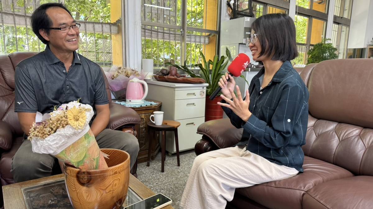 新生國中校長林銘欽與校友賴凝香對談