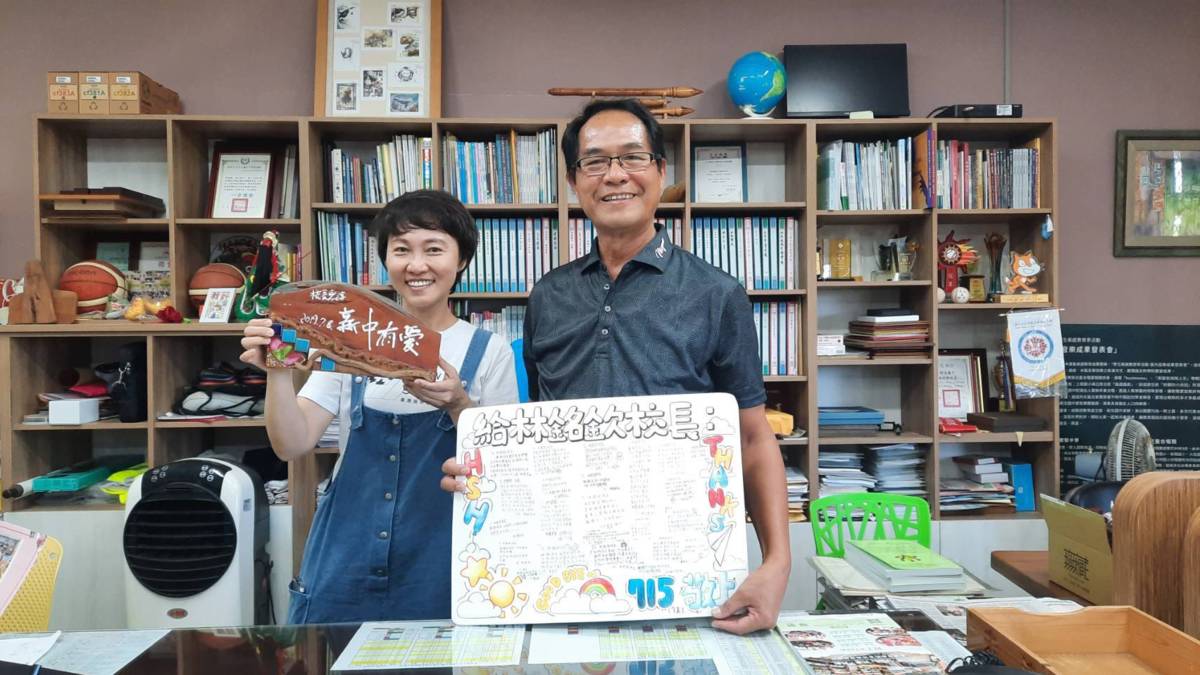 新生國中校長林銘欽(右)分享杏壇經歷