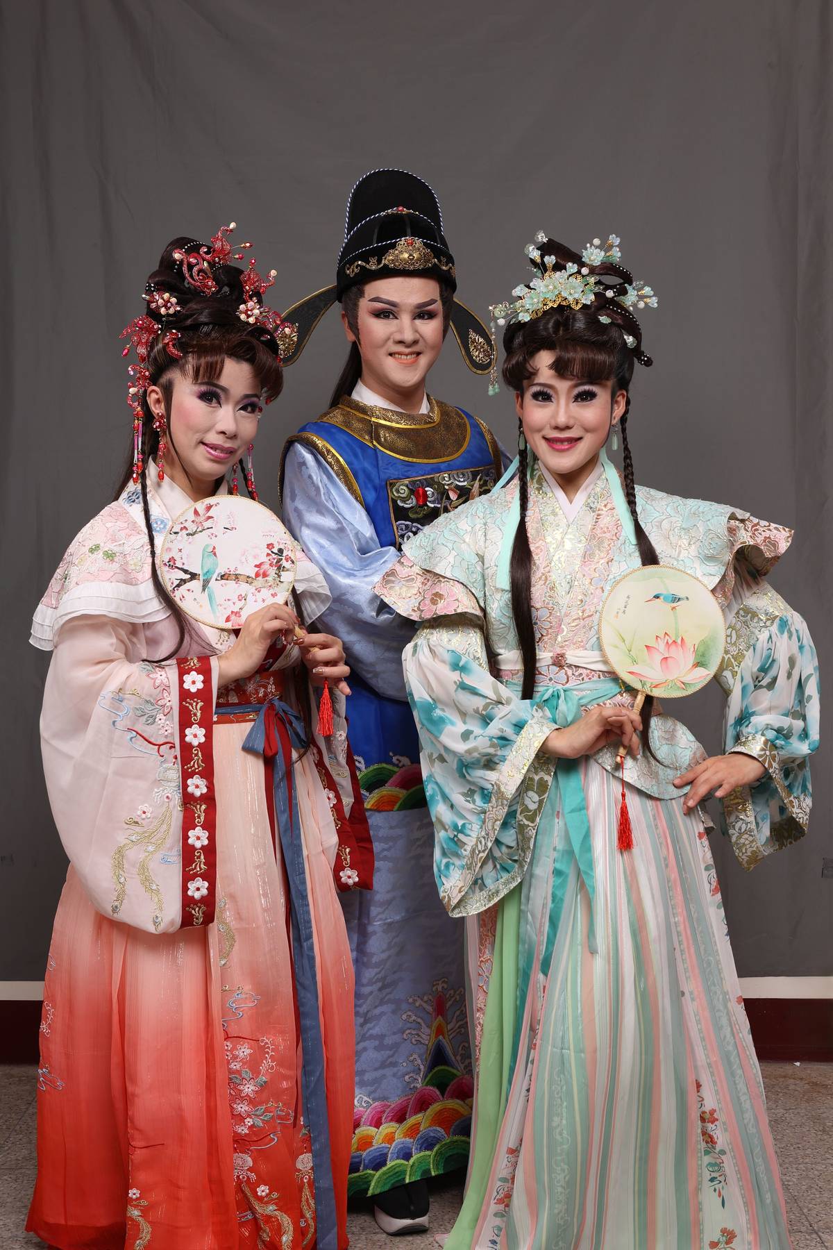 明華園黃字團看家戲《真假皇后》由總團青年軍陳昭婷、黃字團陳子懿、天字團孫詩雯(由左到右)主演