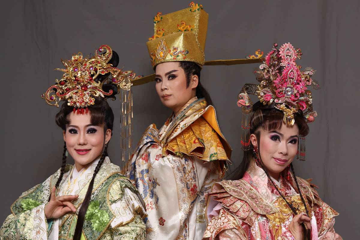 明華園黃字團看家戲《真假皇后》由總團青年軍小旦陳昭婷、黃字團當家小生翁妙嬅、天字團當家小旦孫詩雯(由左到右)主演