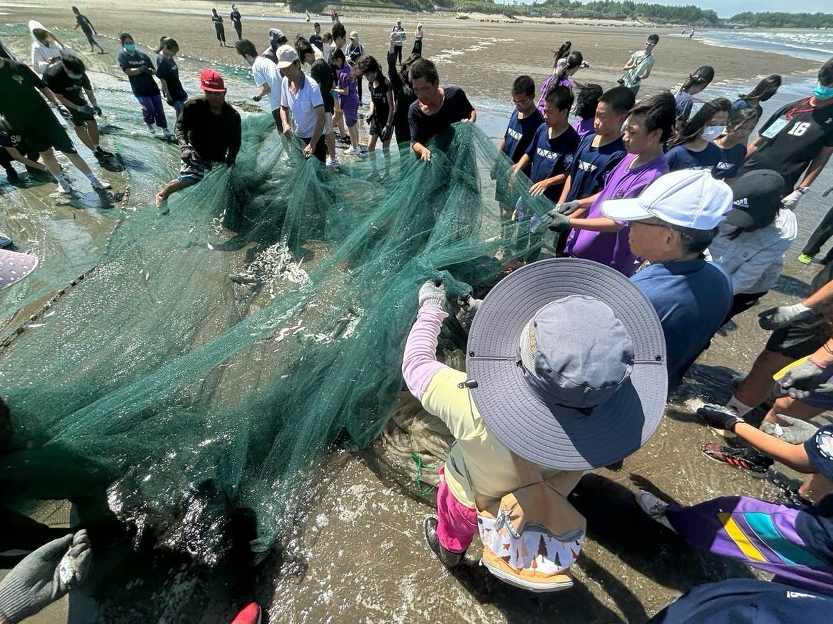 與大海進行一場拔河，漁獲再由共同參與牽罟的眾人平分