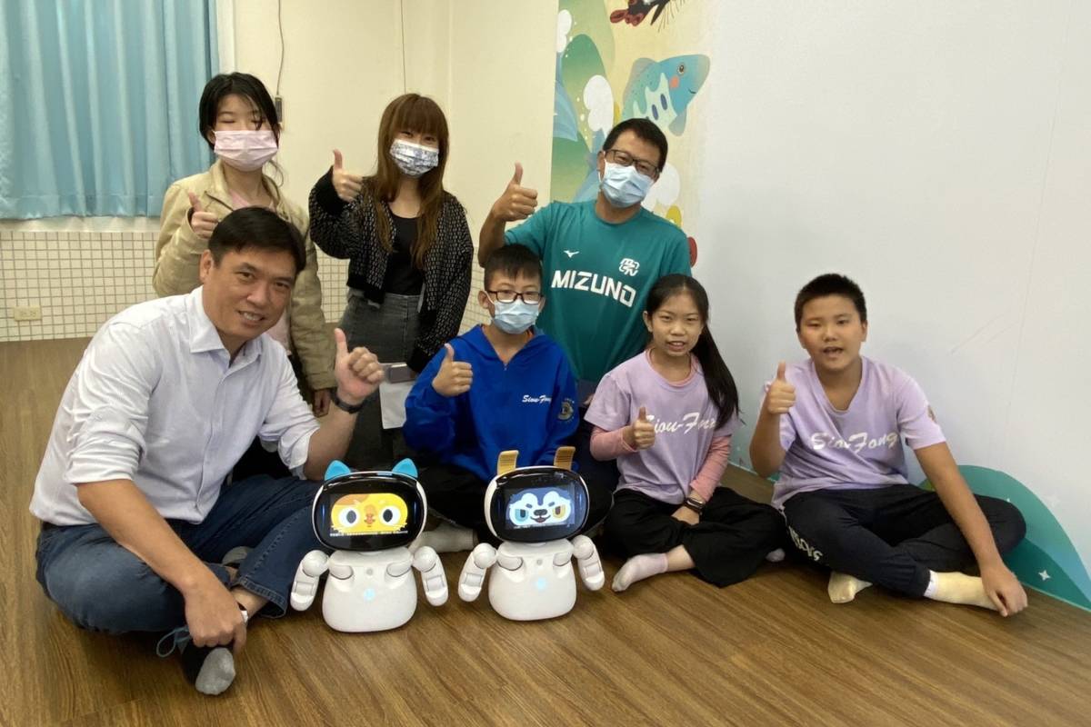 南投縣鹿谷鄉秀峰國小師生與凱比機器人合影