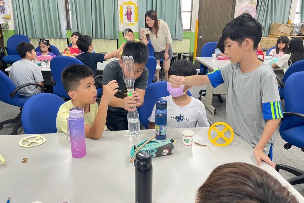 暖江國小學童專心製作水龍捲(圖片來源：大葉大學提供)