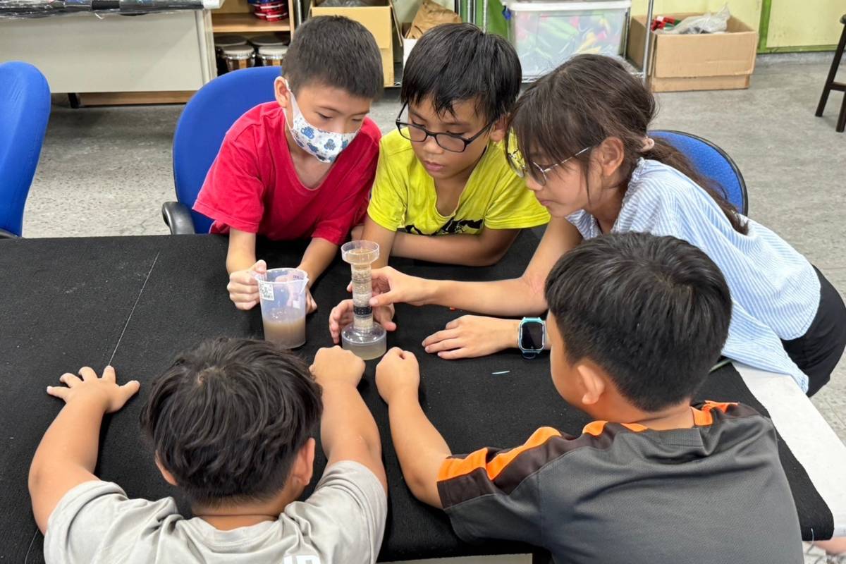 大葉大學師生帶領暖江國小學童進行簡易濾水實驗(圖片來源：大葉大學提供)