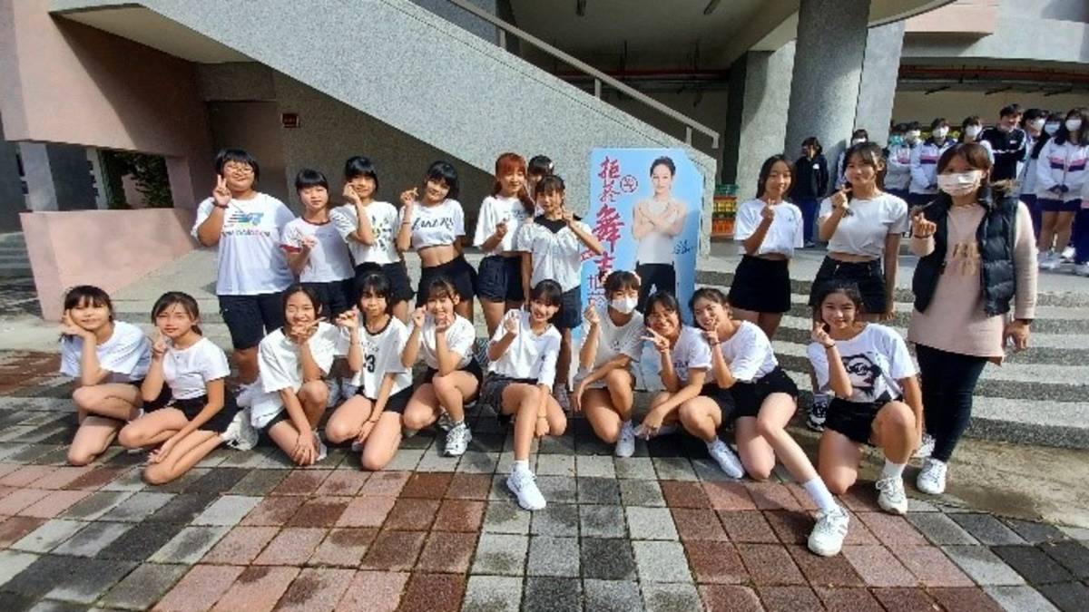 111學年度校園菸檳危害防制教育推廣-優等-苗栗縣竹南鎮照南國中-111學年度校園拒菸舞士快閃表演

苗栗縣竹南鎮照南國中在111學年度校園菸檳危害防制教育推廣中獲得優等。學校菸檳防制教育課程多元，校內舉辦一系列健促活動競賽，增強學生參與度且瞭解依賴菸檳不能解除壓力。學校組成學生志工團隊，走出校園打掃社區，撿拾菸檳垃圾，並加強親子反菸拒檳宣導，盼實現無菸檳家庭及社區目標，共創健康社區環境。在校內、外雙重推動下，成效十分顯著，透過校園菸檳防制計畫制定之前後測問卷，學生從未接觸菸品的比例提升，紙菸及電子煙使用下降，嚼食檳榔比例降至0%，已將菸檳防制觀念深植心中，成為校園反菸拒檳種子。

採訪：苗栗縣竹南鎮照南國中湯秀琴校長、
             顏孝修衛生組長
