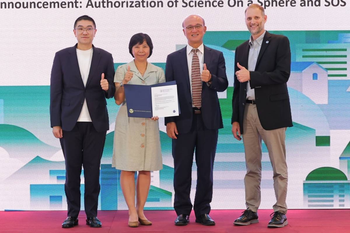 右1：NOAA代表 Daniel Nietfeld
右2：教育部常務次長林騰蛟
左2：海科館館長陳素芬
左1：基隆市市長謝國樑