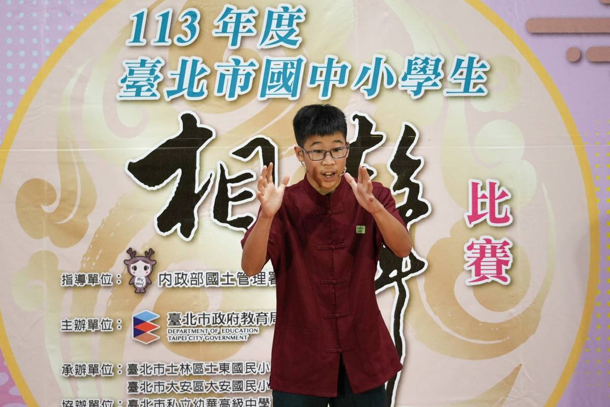 東山高中國中部王同學以有趣的表演方式，傳達酒醉容易造成交通安全的危險