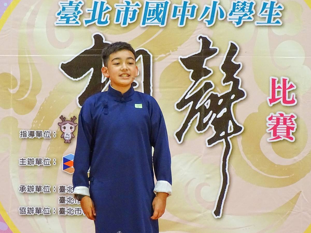 父親是外國人的建安國小馬同學，以一口流利的中文及大方生動的表演，榮獲乙組單口特優