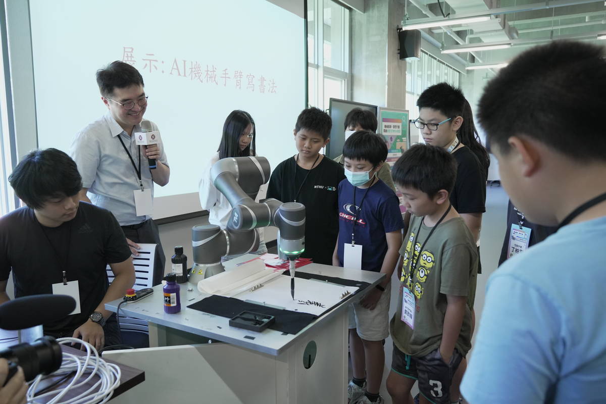 運用AI人工智慧技術，促使機器人書寫出王羲之精煉華美的「行書.(故宮提供)