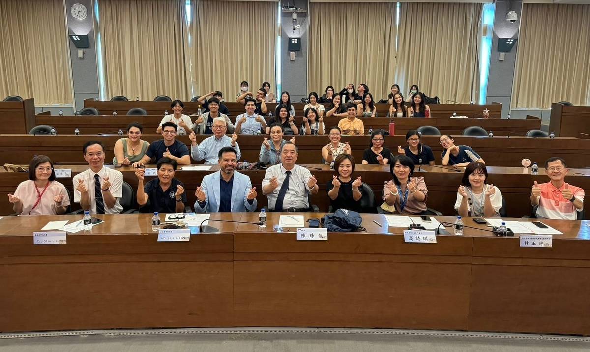美國26位師生參加新北市政府教育局、喜瑞都學院與致理科技大學MOU簽署儀式開心大合照 (新北教育局提供)