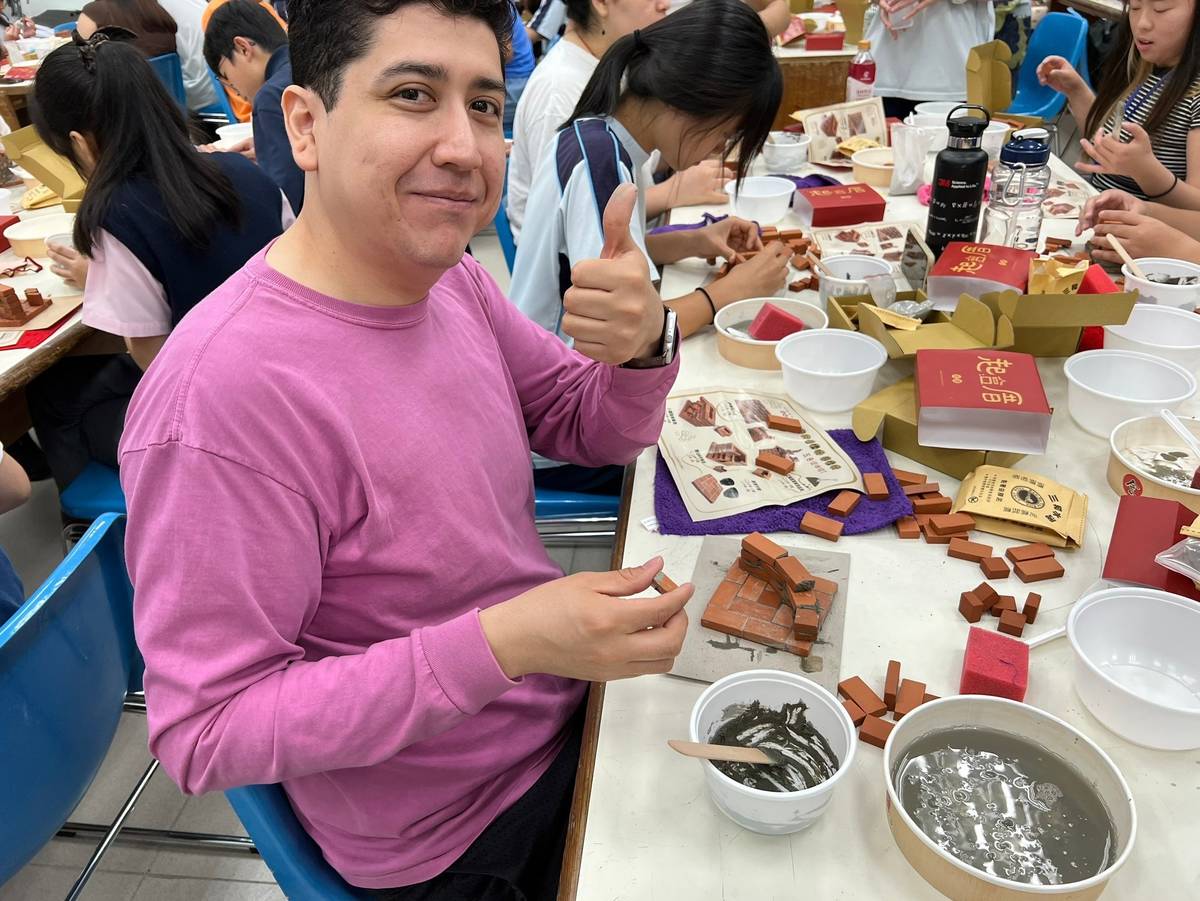 美國學生Albert Vasquez體驗臺灣特色紅磚模型製作活動 (新北教育局提供)
