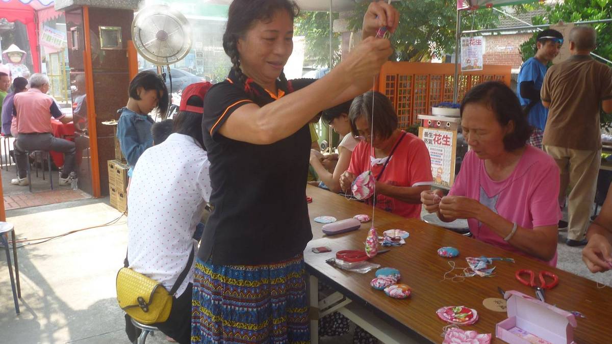 廖寶粟在社區教授民眾手作 - 童玩咖啡沙包
