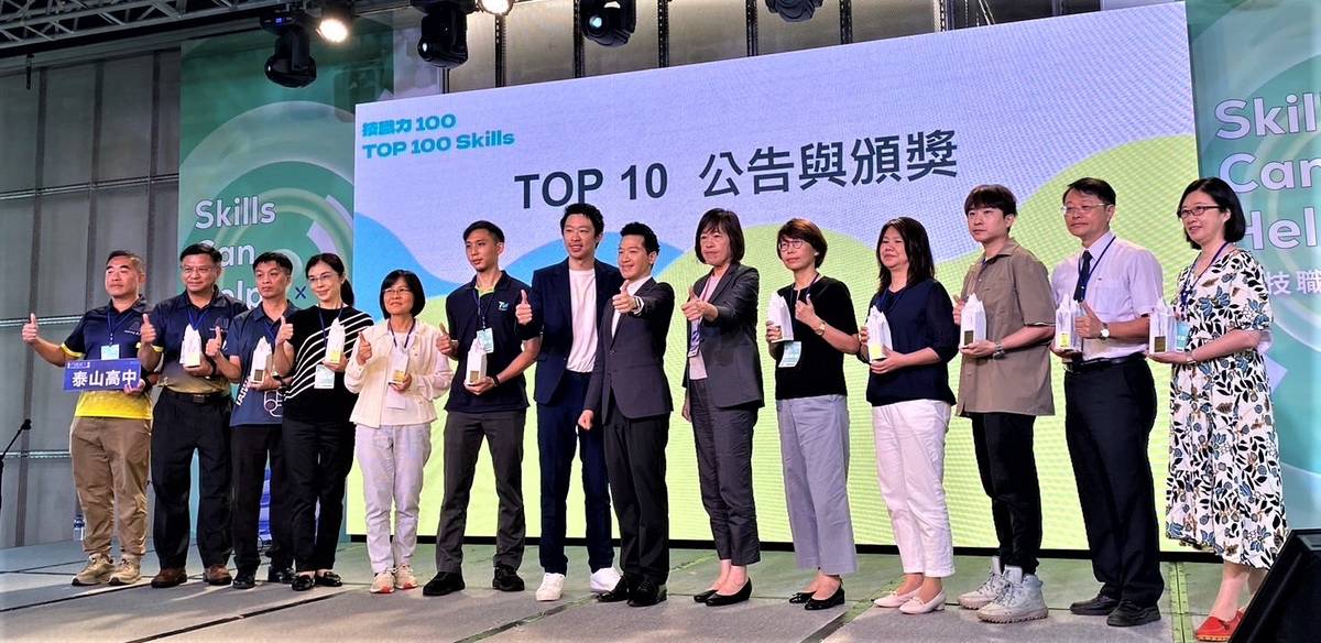 入圍技職力100競賽Top10的獲獎者合影