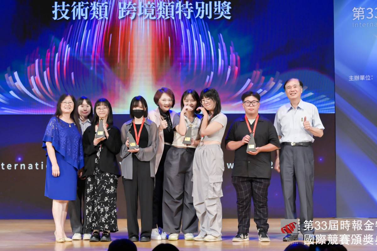 南臺科大資傳系梁丹青老師（中）與學生代表吳佳容（右三）、李佳盈（右四）榮獲技術類-最佳攝影攝像獎。（圖時報金犢獎官網）