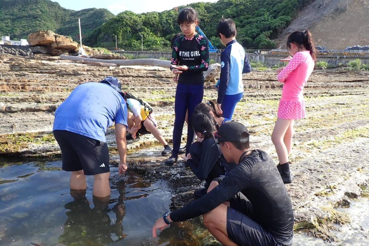 海洋微旅行營隊帶領學員在潮間帶進行生態觀察