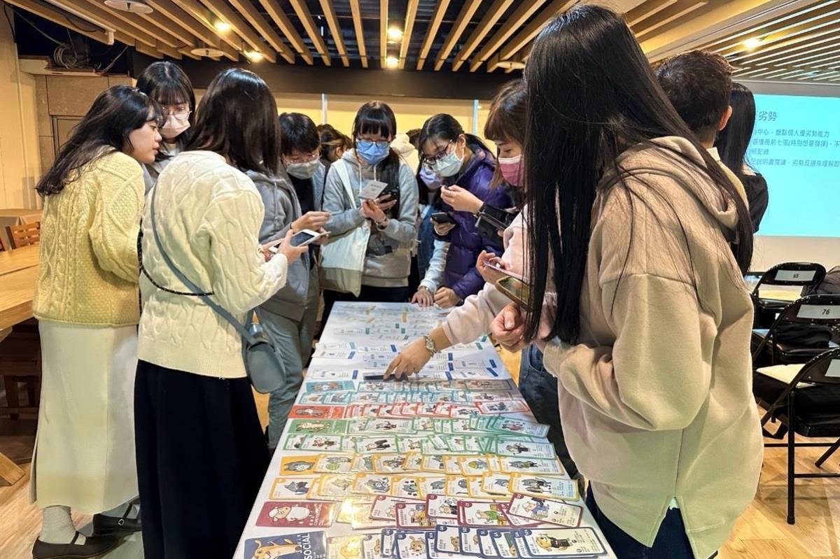 7月21日「翻轉職場，從心開始」職涯講座透過牌卡互動，挖掘內心深處的職涯需求與目標