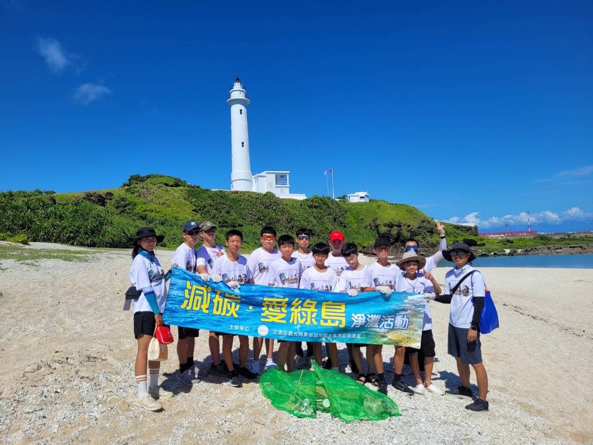搭乘100噸級巡防艇前進綠島，體驗海洋資源保育、救生救難、朝日海底溫泉、古道尋寶及參訪國立教育擴播電臺臺東分臺等項目