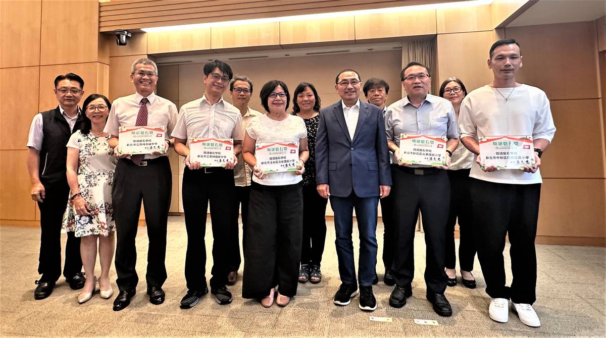 獲閱讀磐石學校於市政會議獻獎