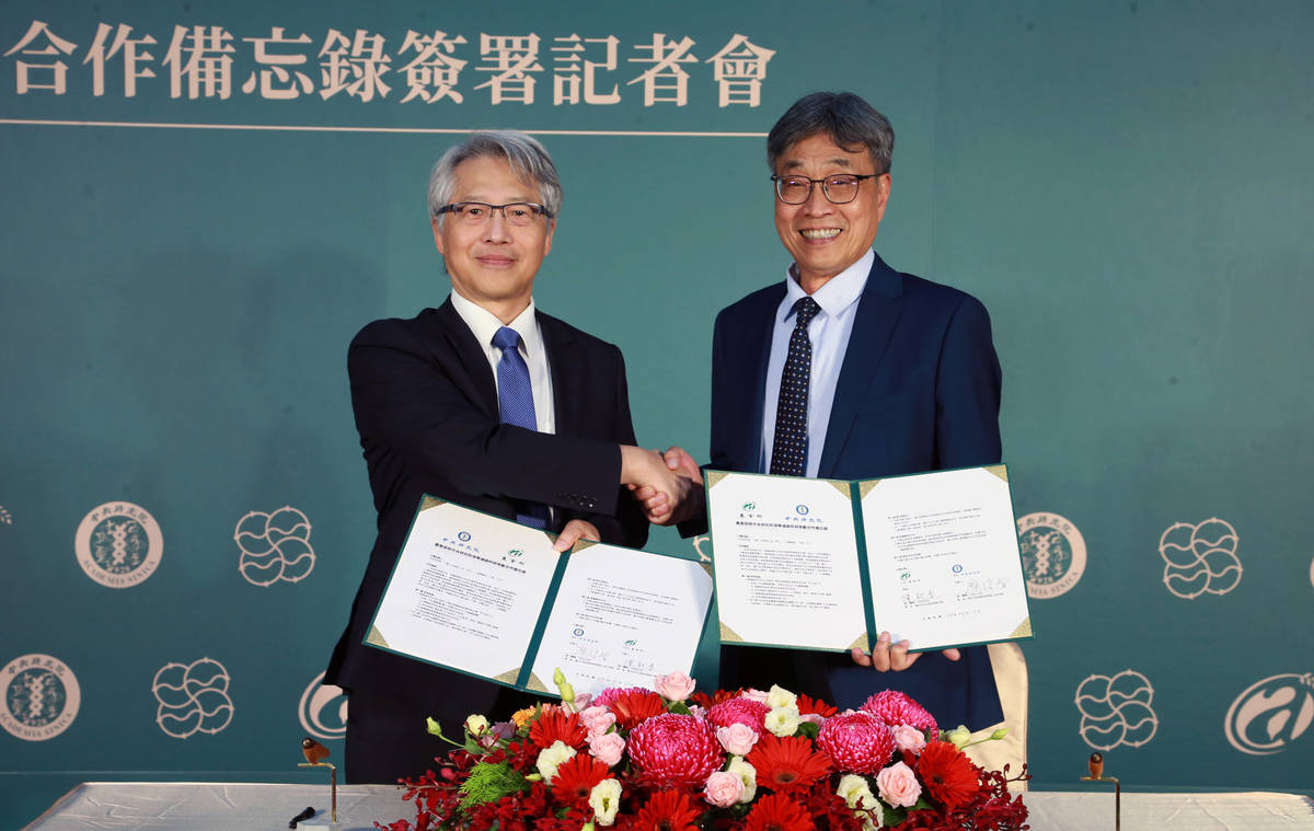 中研院廖俊智院長及農業部陳駿季部長簽訂合作備忘錄。(中研院提供)