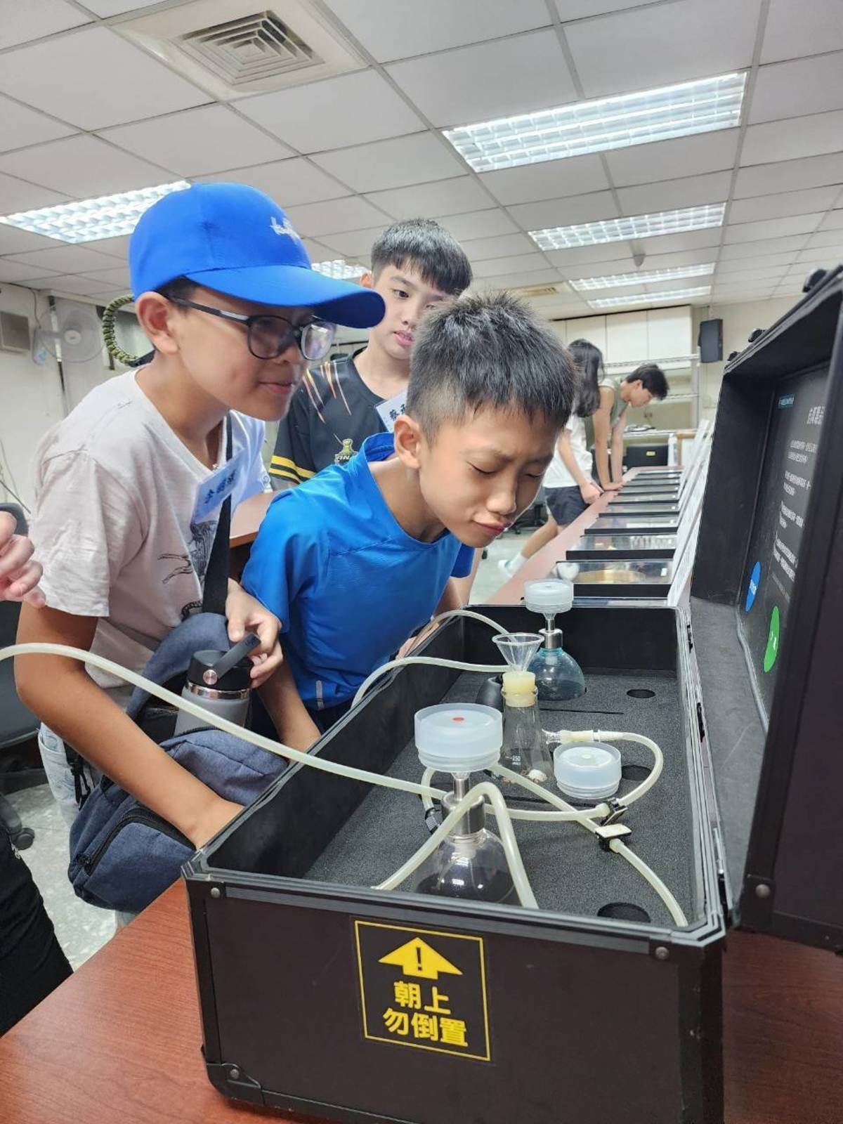 學員體驗仿真毒品氣味箱