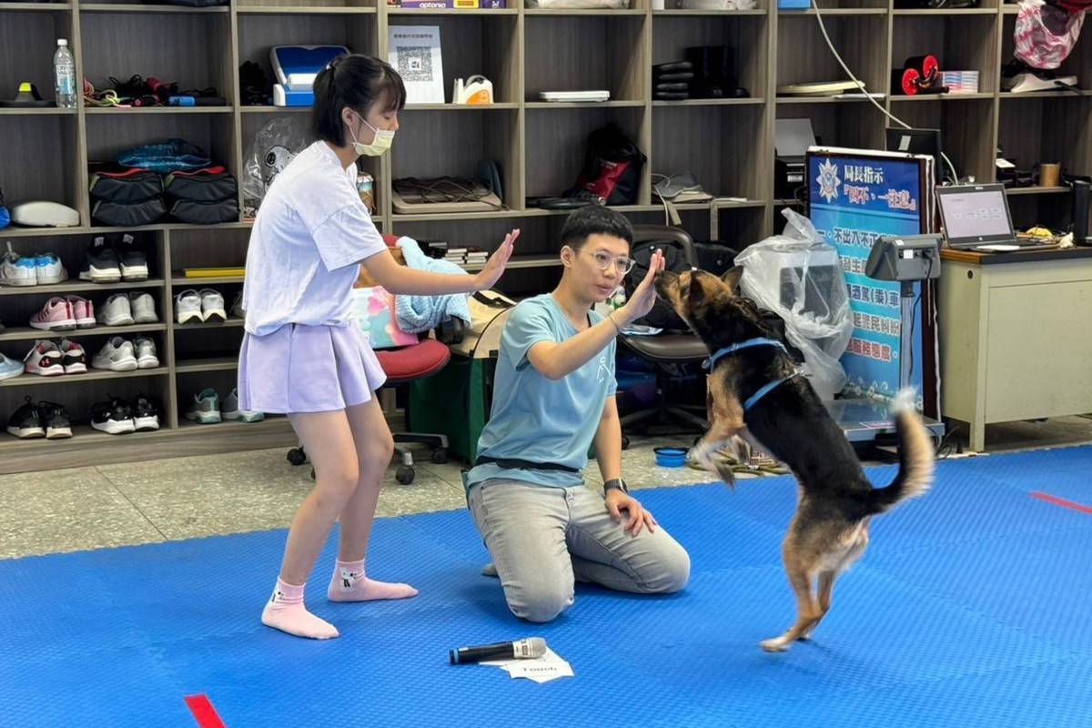 學員與療癒犬共同完成才藝表演