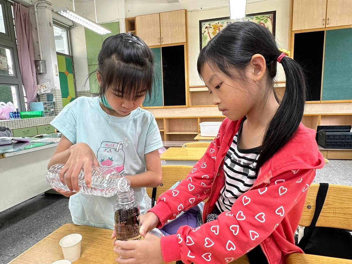 學員學習製作冷泡茶