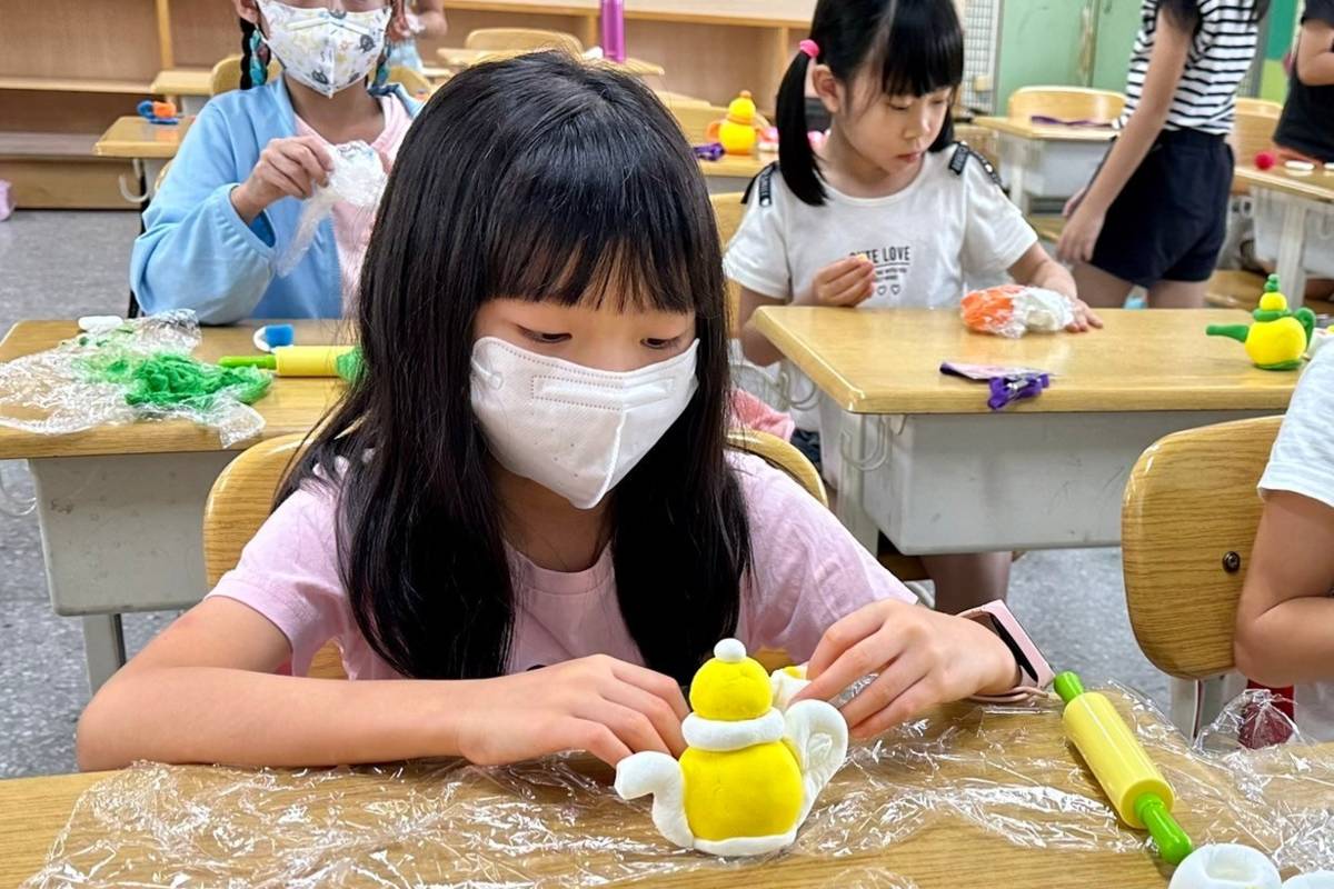 北市萬興國小辦理雙語夏令營，學員創作可愛的茶壺