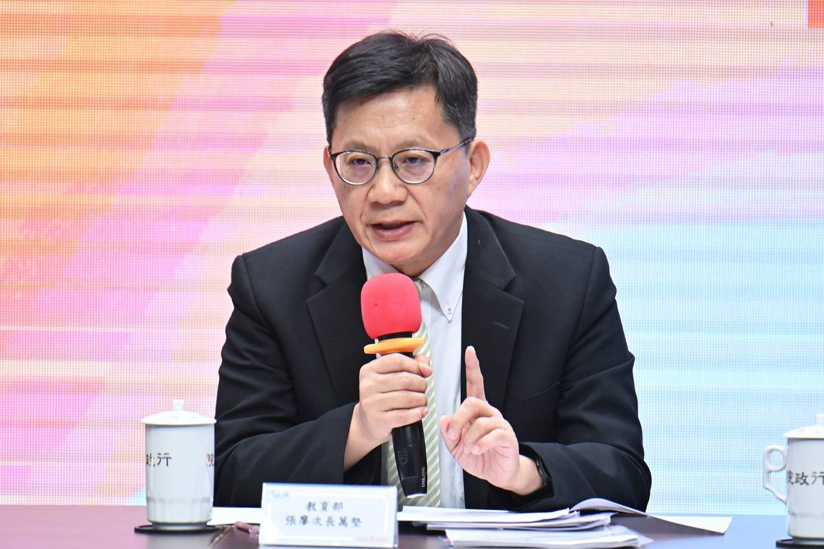 教育部次長張廖萬堅回應媒體提問。(行政院提供)