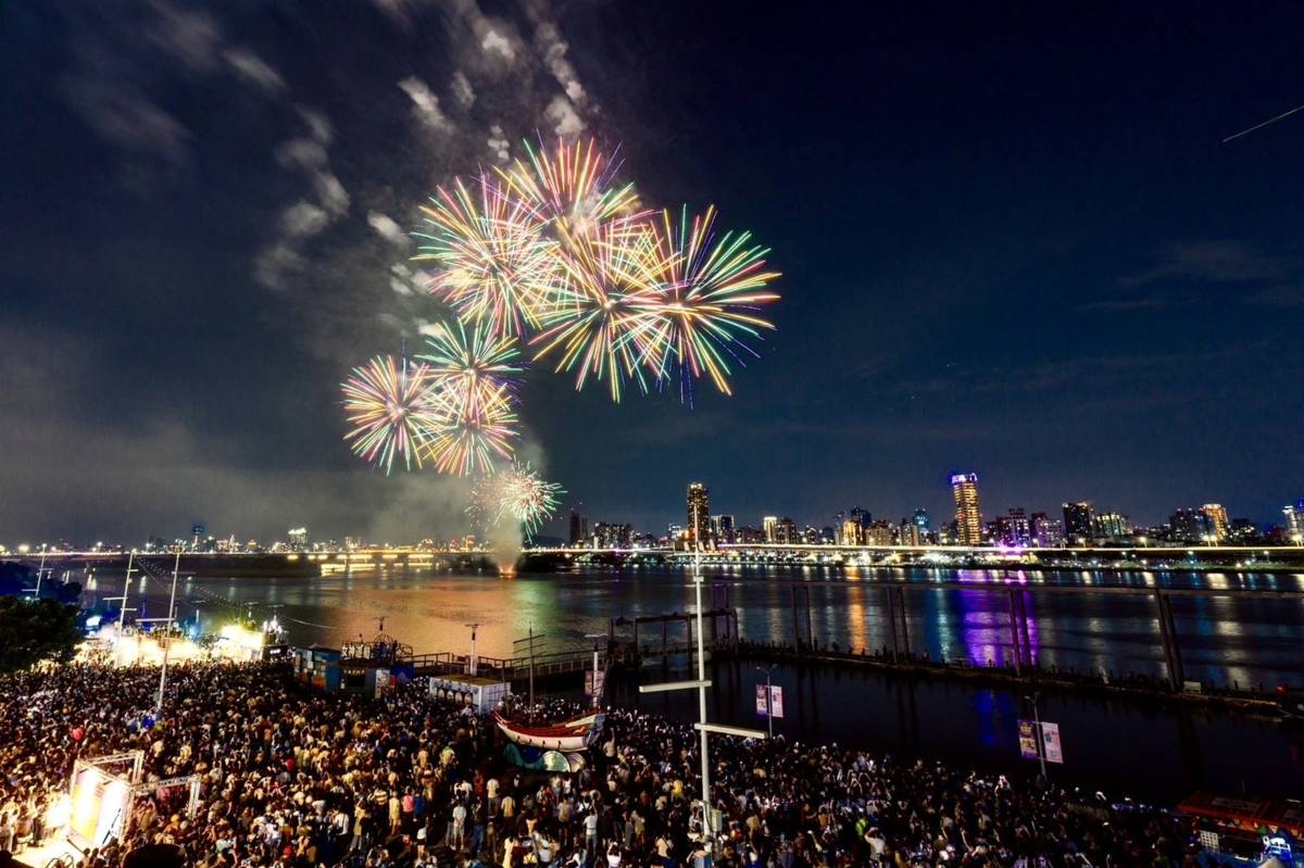 2024大稻埕夏日節登場，首場300秒主題煙火秀綻放臺北夜空