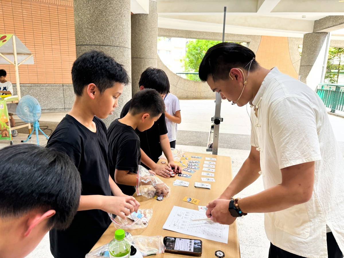 學生模擬銀行學習提存款、投資股票
