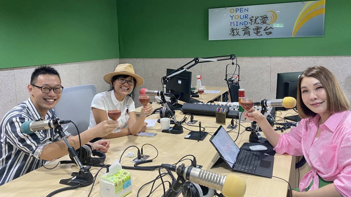 林曉慧(中)以照顧家人的心情為顧客打出每一杯蔬果汁