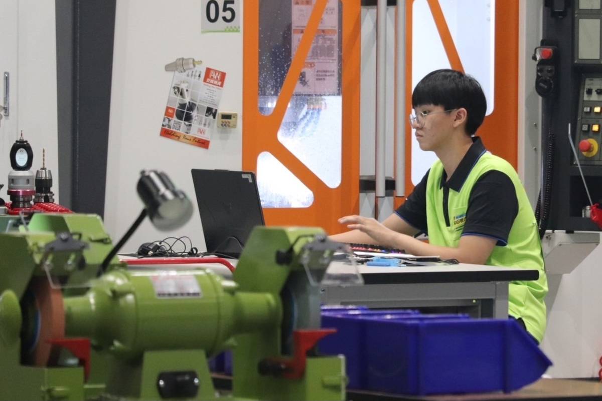 新北高工模具科林港熹同學在校期間認真學習，錄取國立臺灣師範大學機電工程學系