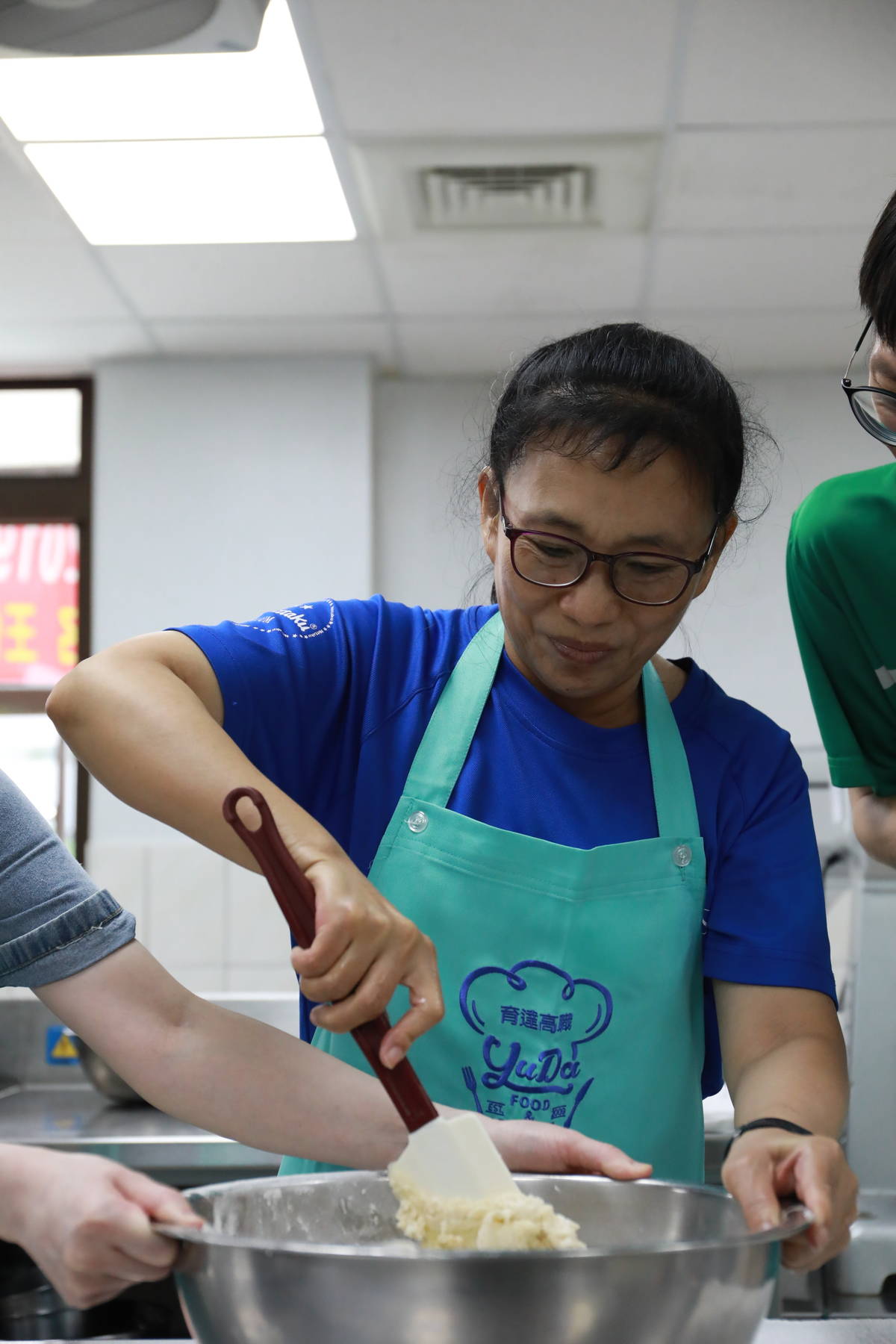 老師動手製作中式點心