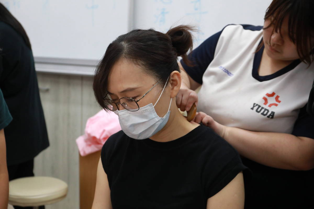臺北育達高中辦理教師研習，新北市碧華國中教師體驗芳療精油紓壓課程