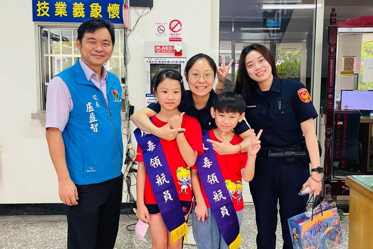 反毒領航員與警局合作進行反毒宣導