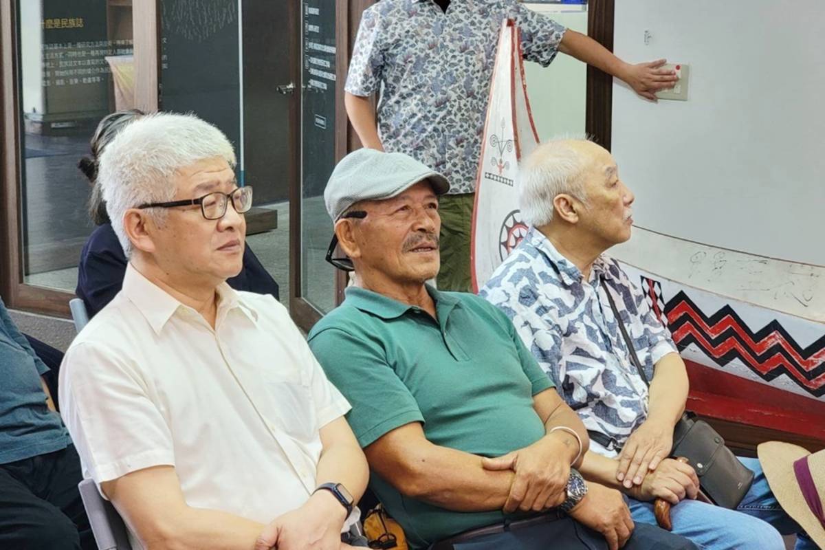 臺東大學南島文化中心舉辦拼板舟捐贈儀式，夏曼．藍波安(中)受邀出席見證。