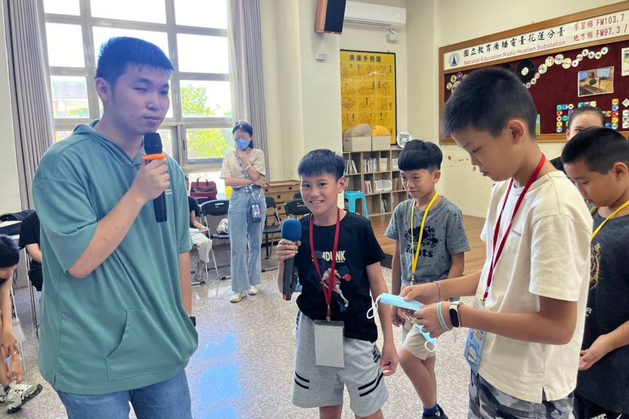 指導員帶分組學員們在分臺活動中心進行小遊戲