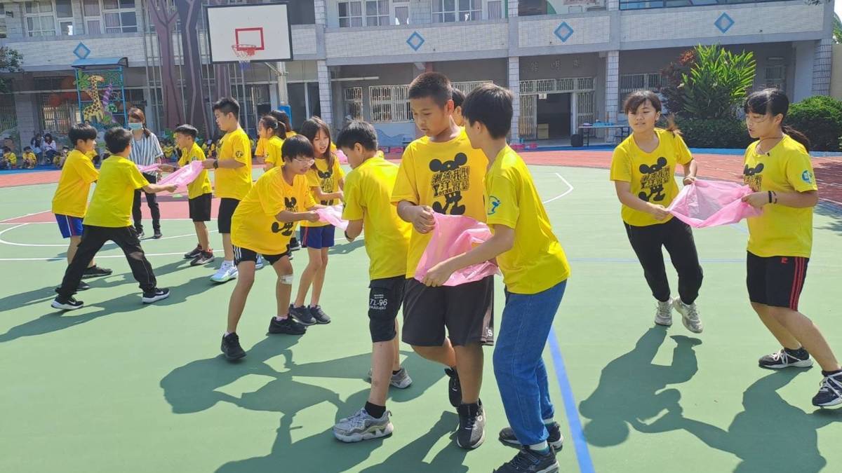 111學年度健康體位績優學校-優良-彰化縣溪州鄉潮洋國民小學-學生運動情景

彰化縣溪州鄉潮洋國民小學於111學年度榮獲健康體位優良，校園時刻充滿運動而活力充沛的笑聲，辦理各項運動類活動鼓勵孩子們利用時間走出戶外從事各種運動，發想愛的拉拉抱活動，讓學生回到家中邀家人一起自主管理體位，健康飲食也非常仔細照料，與農會等合作舉辦健康新主張活動等，積極結合社區、家長等多方資源讓學生們都能夠自主管理，擁有健康體位。

採訪：彰化縣溪州鄉潮洋國民小學
             李瑞緻校長、五忠班生張軒瑄
