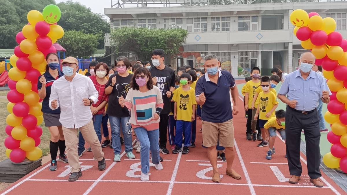 111學年度健康體位績優學校-優良-彰化縣溪州鄉潮洋國民小學-全校成員一起跑步