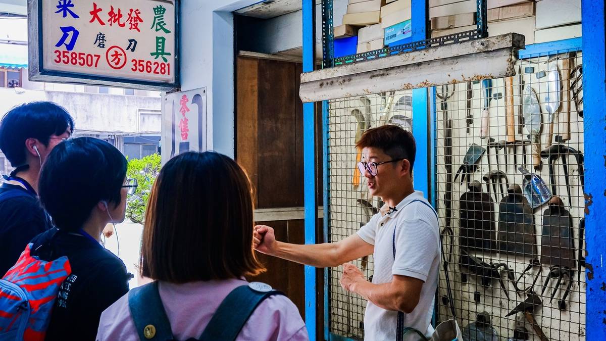 方子維文化-在宜蘭農具大批發前，說明田調後的故事 (教育部提供)