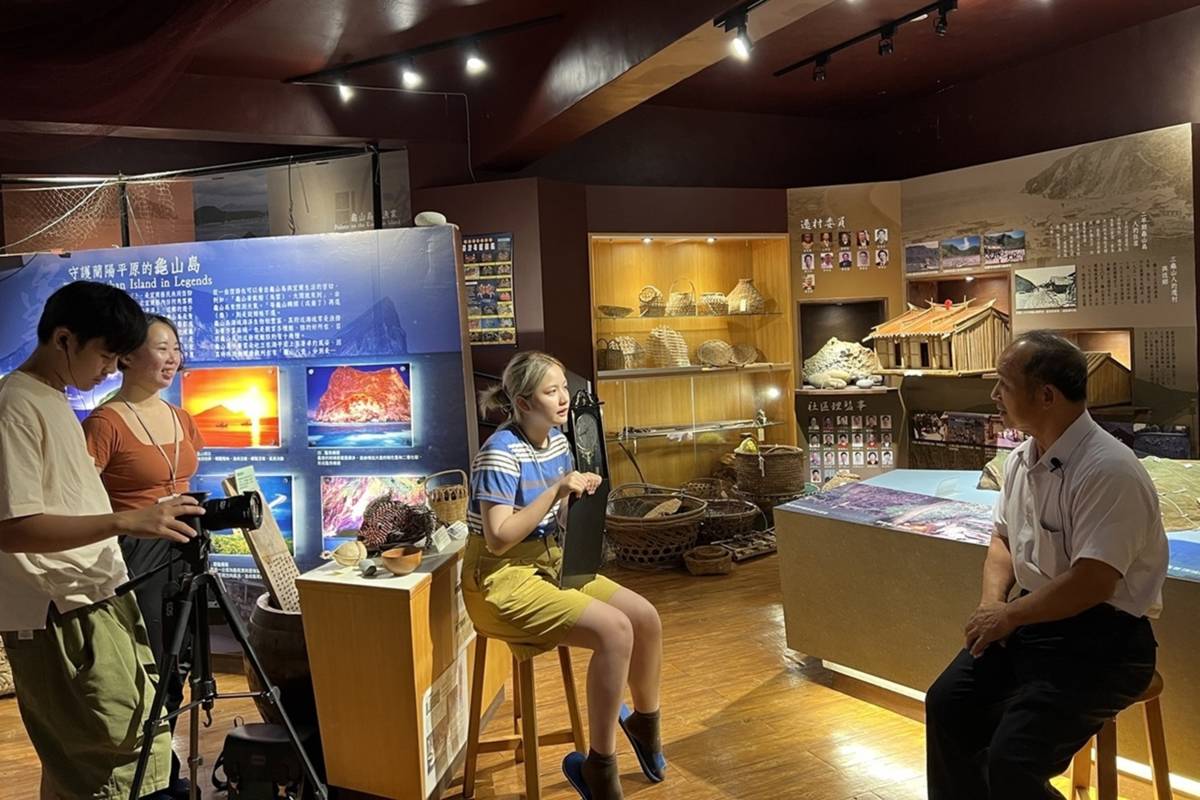 金魚厝邊的實作生，去龜山島漁村文化館採訪龜山島社區發展協會的理事長簡英俊 (教育部提供)
