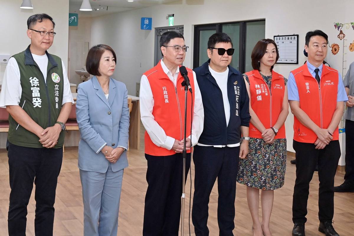 行政院院長卓榮泰(左三)今日視察屏東縣政府多層級樂活照顧服務園區回應媒體提問。(行政院提供)