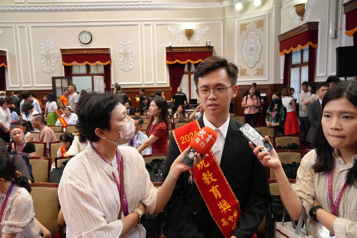 克服病魔 黃鈺傑成副國手獲總統教育獎。