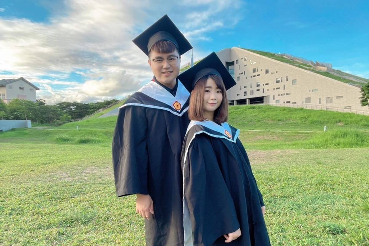 111年自臺東大學華語系碩士班畢業的吳姵璇(右)、鄭仲傑(左)，同年考上桃園正式教師，但始終心繫臺東，今年度報考臺東縣教師甄試，囊括榜首及榜眼，期許在臺東落地生根，幫助更多偏鄉孩子。