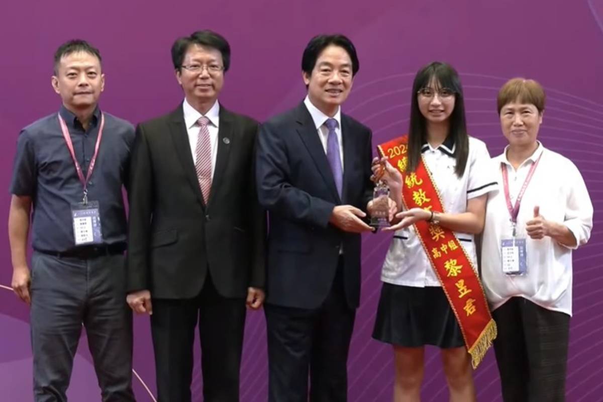 中市大甲高中新二代黎昱君獲總統教育獎合照