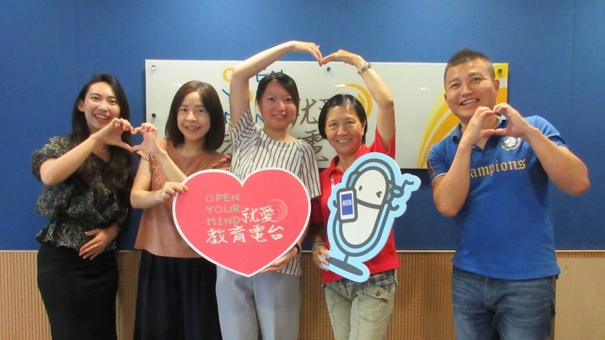 左起 節目主持人（臺中市北屯區東光國民小學賴珮菁老師、臺中市北屯區北屯國民小學呂淑媛老師）、來賓（臺中市家庭教育中心黃裴涵組員、臺中市家庭教育中心大雅志工隊隊長李淑貞）及教育電台常罡。

