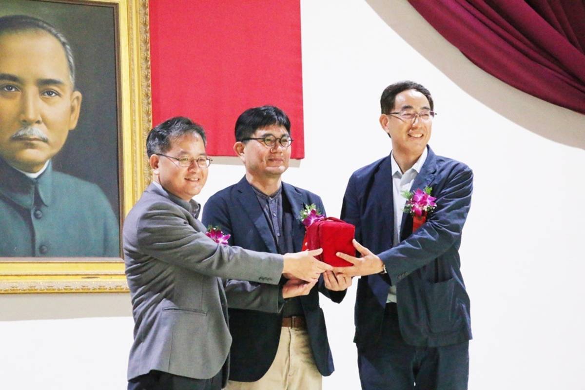 國立臺東生活美學館今(23)日舉行代理、新任館長交接典禮，由代理館長李長龍(左)將印信交予新任館長徐敘國(右)，文化部主任秘書陳登欽(中)擔任監交人。

