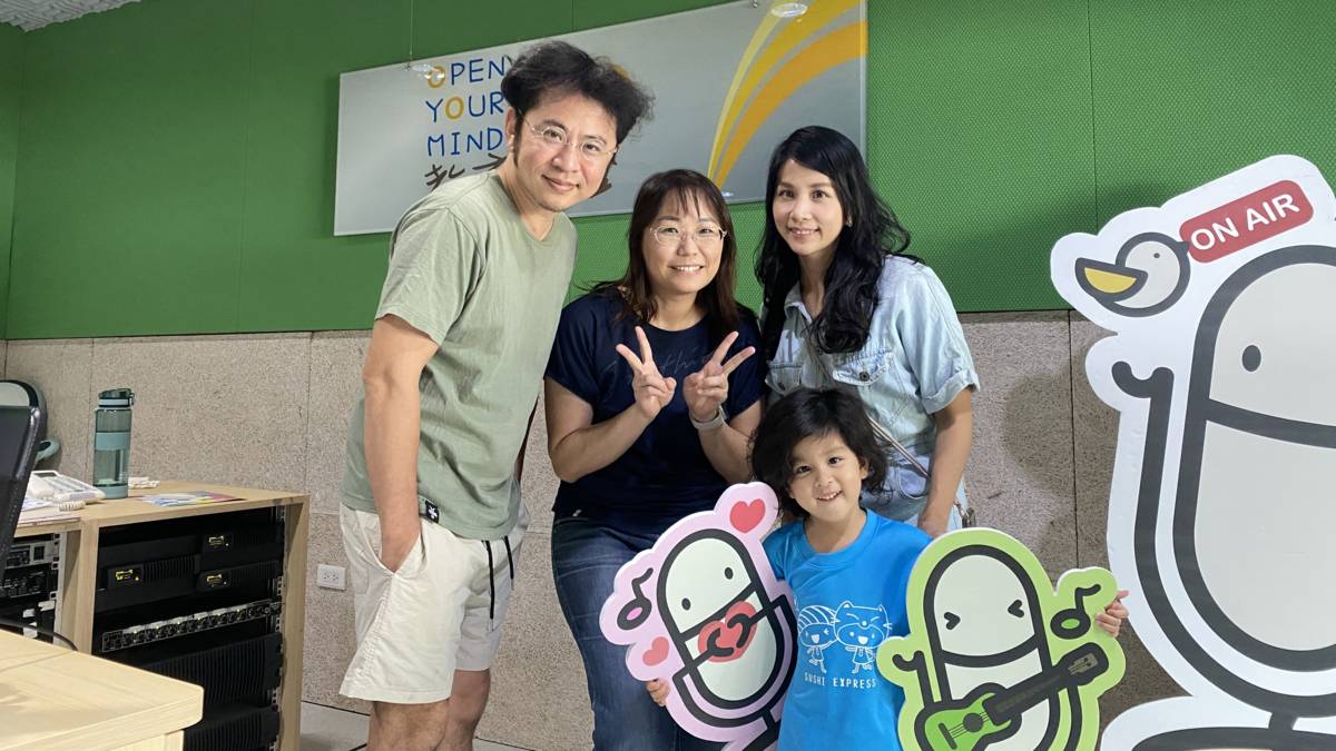 黃小甜(後排右)和先生今年帶兩個小孩體驗郵輪旅行