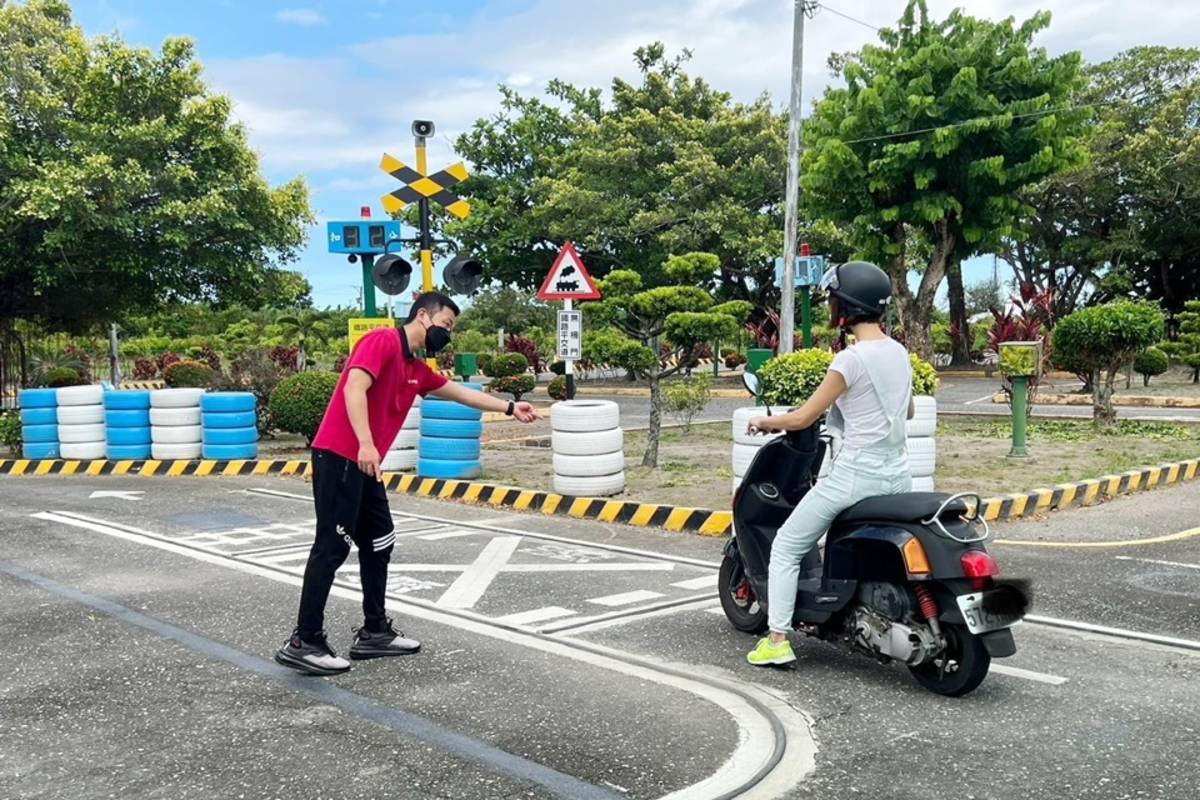臺東監理站機車駕訓暑期班即將開課，邀學子上駕訓班拿補助。